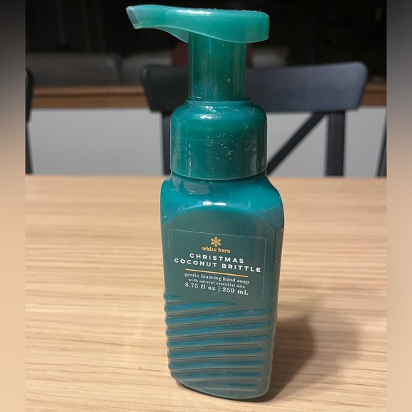 Bath & Body Works Gentle Foaming Hand Soap. Christmas Coconut Brittle. - Picture 2 of 3